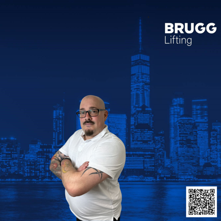 Marc Baumert mit QR-Code