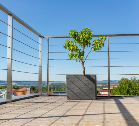 Geländerseile auf einer Terrasse